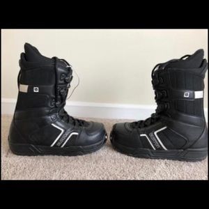 Button Invader Snowboarding Boots